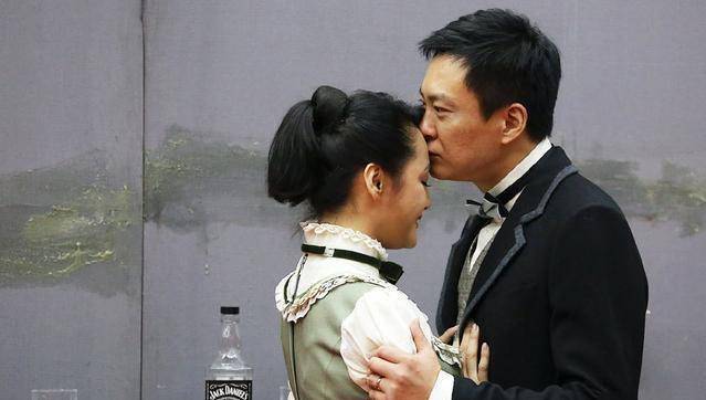 曹颖与老公王斑演农村戏,只是脸太违和,从女人做回女强人不容易_家乡