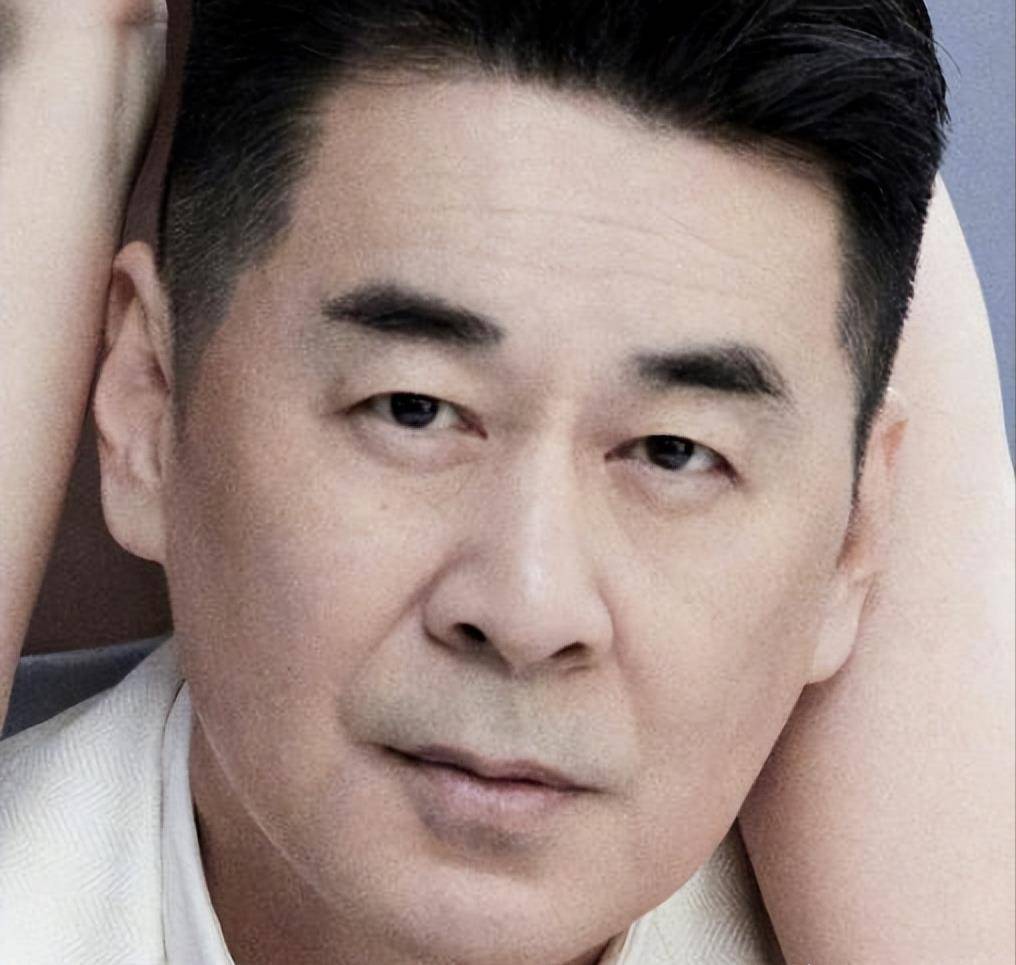 但值得注意的是,陈建斌比蒋勤勤大了5岁,虽说同龄人女子会比男子成熟