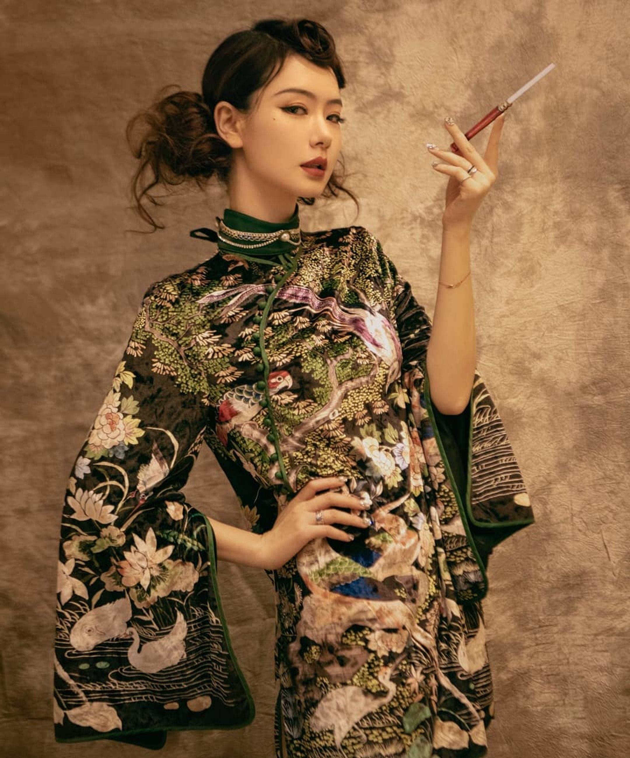 戚薇复古旗袍大长腿性感写真_身材_一身_显得