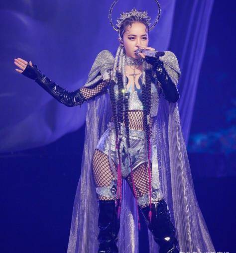 蔡依林穿35万衣服唱歌!