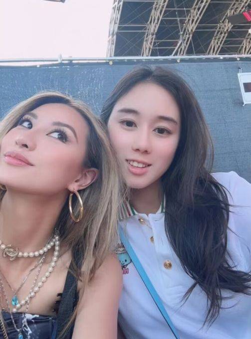 不仅如此,林利儿与老爸的女友林宝贤的关系也不错,此前,港媒曾拍到