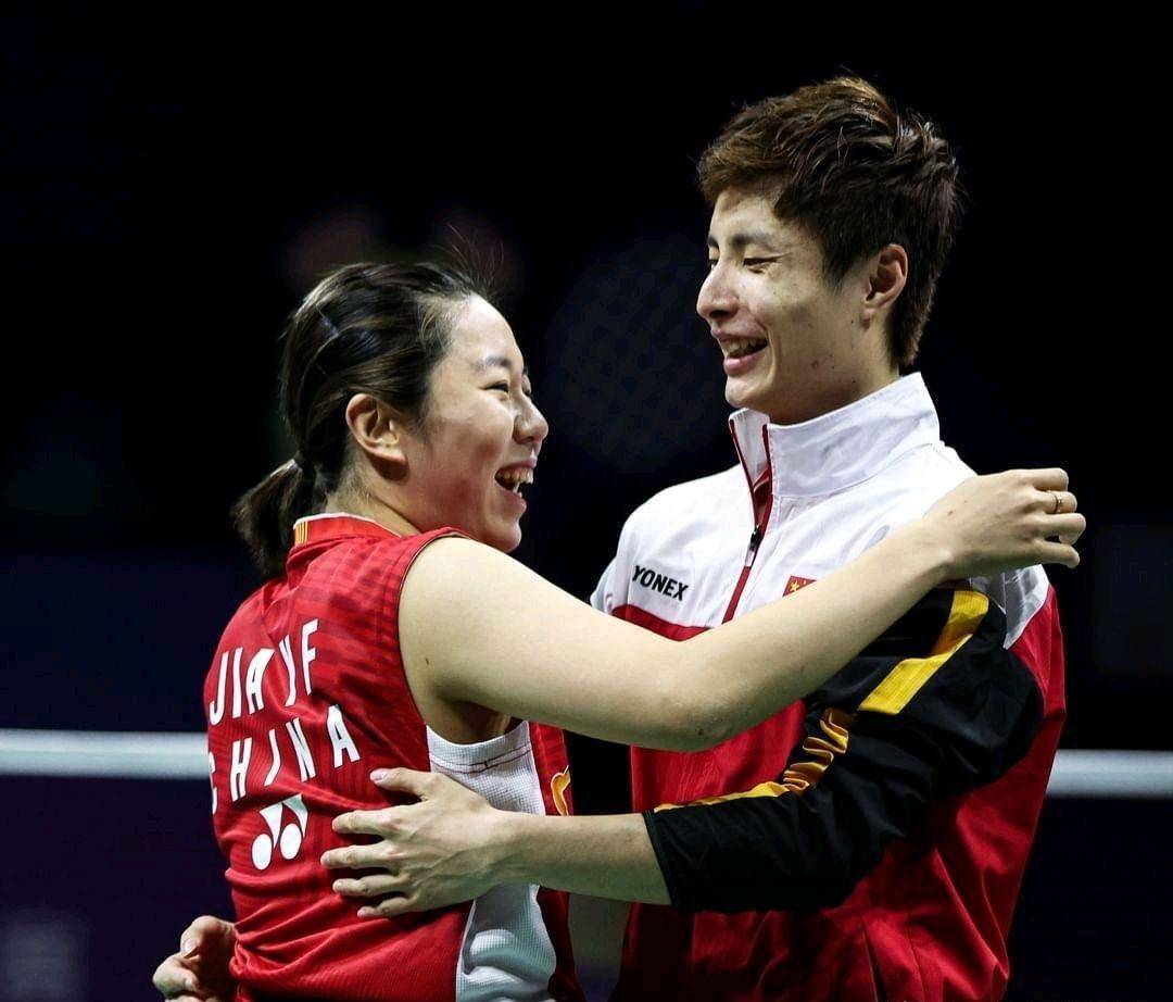 比如女双贾一凡在我队夺冠后非常激动的扑进了队友石宇奇的怀抱,而这