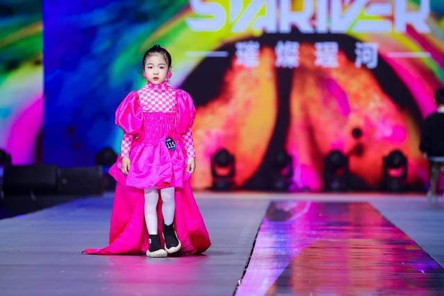 人气季军:杨紫依姓名:杨紫依年龄:6岁爱好:走秀 主持人 户外运动 爬山