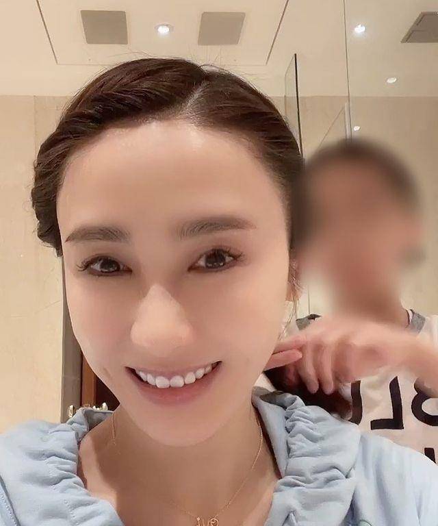 黎姿晒阔太日常,3亿豪宅泳池配10把椅子,富太太的生活令人羡慕_马廷