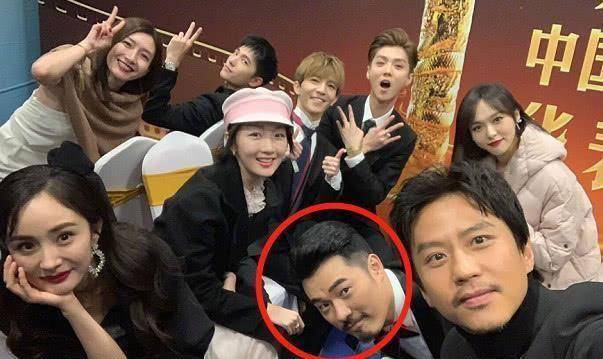 陈赫才是真正的"合影杀手",一个表情带偏一群人,不愧是谐星_因为_时候