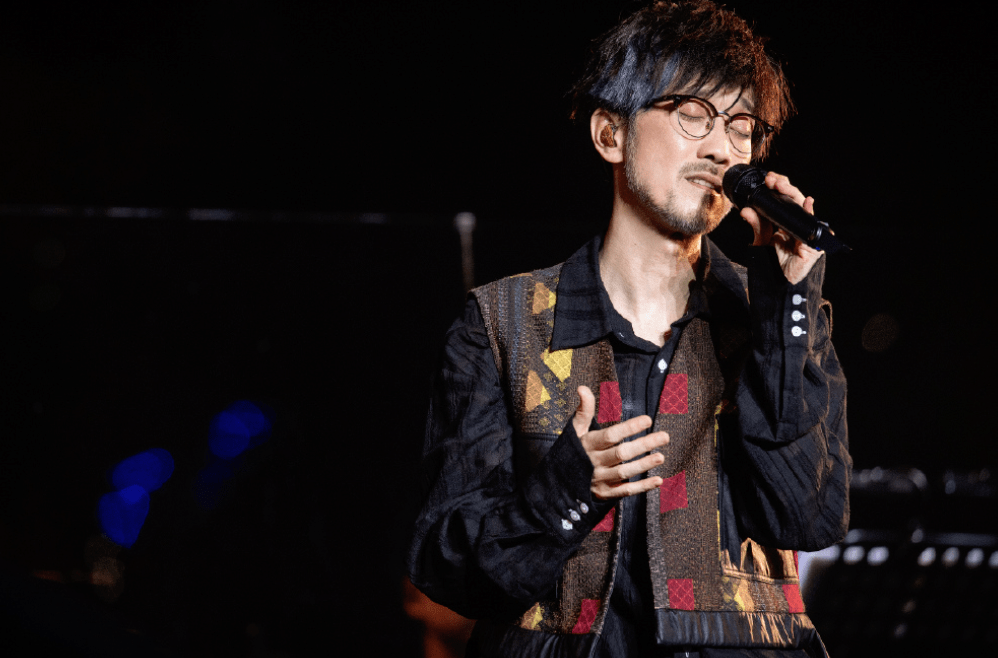 港台明星迎来"捞金高峰期":在内地备受追捧,在香港却遭冷遇_演唱会_杨