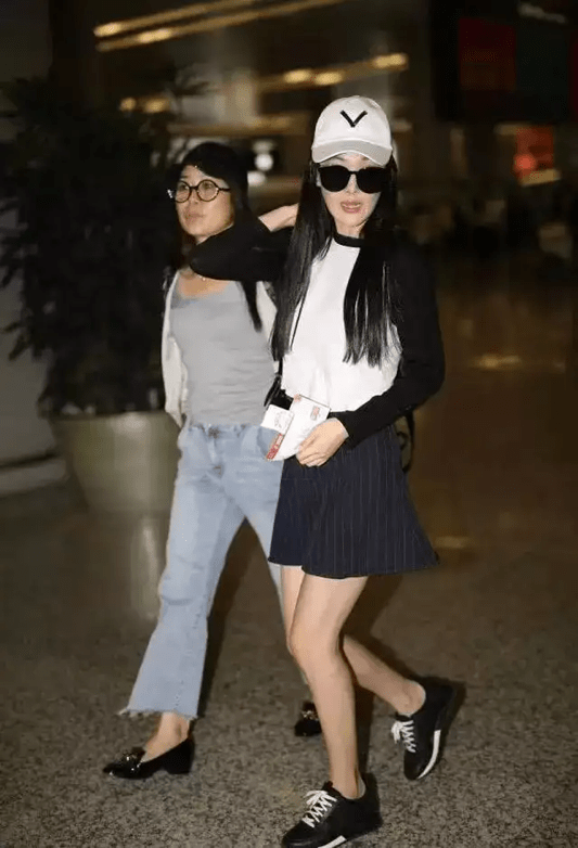 张馨予妈妈与女儿同框,穿牛仔裤显姐妹情,但长相不如女儿抢镜_颜色