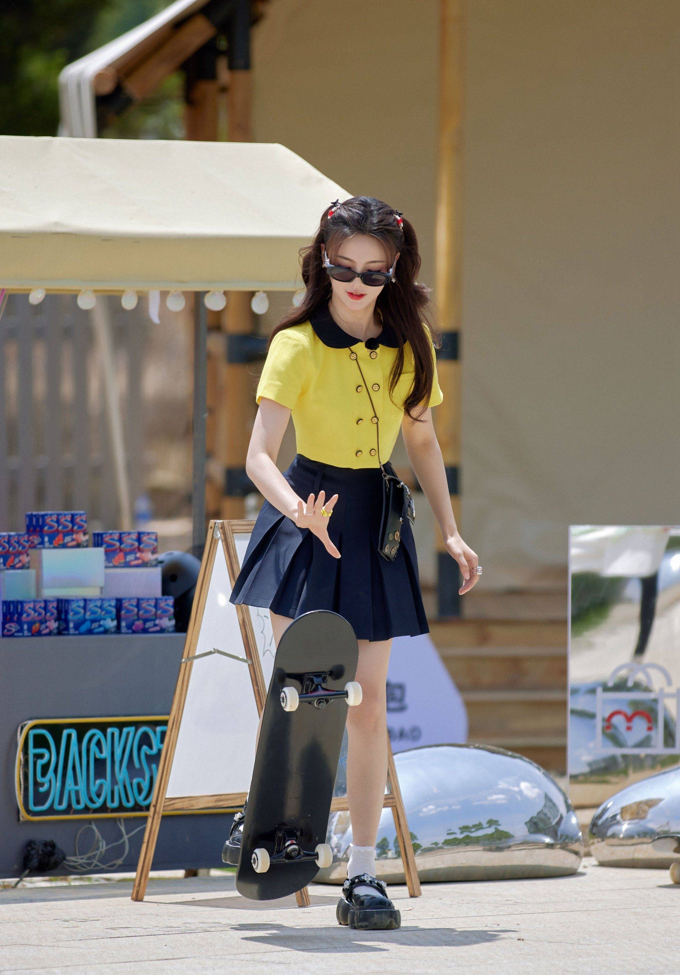 杨超越黑色百褶裙大长腿性感写真_披肩_长发_高跟鞋