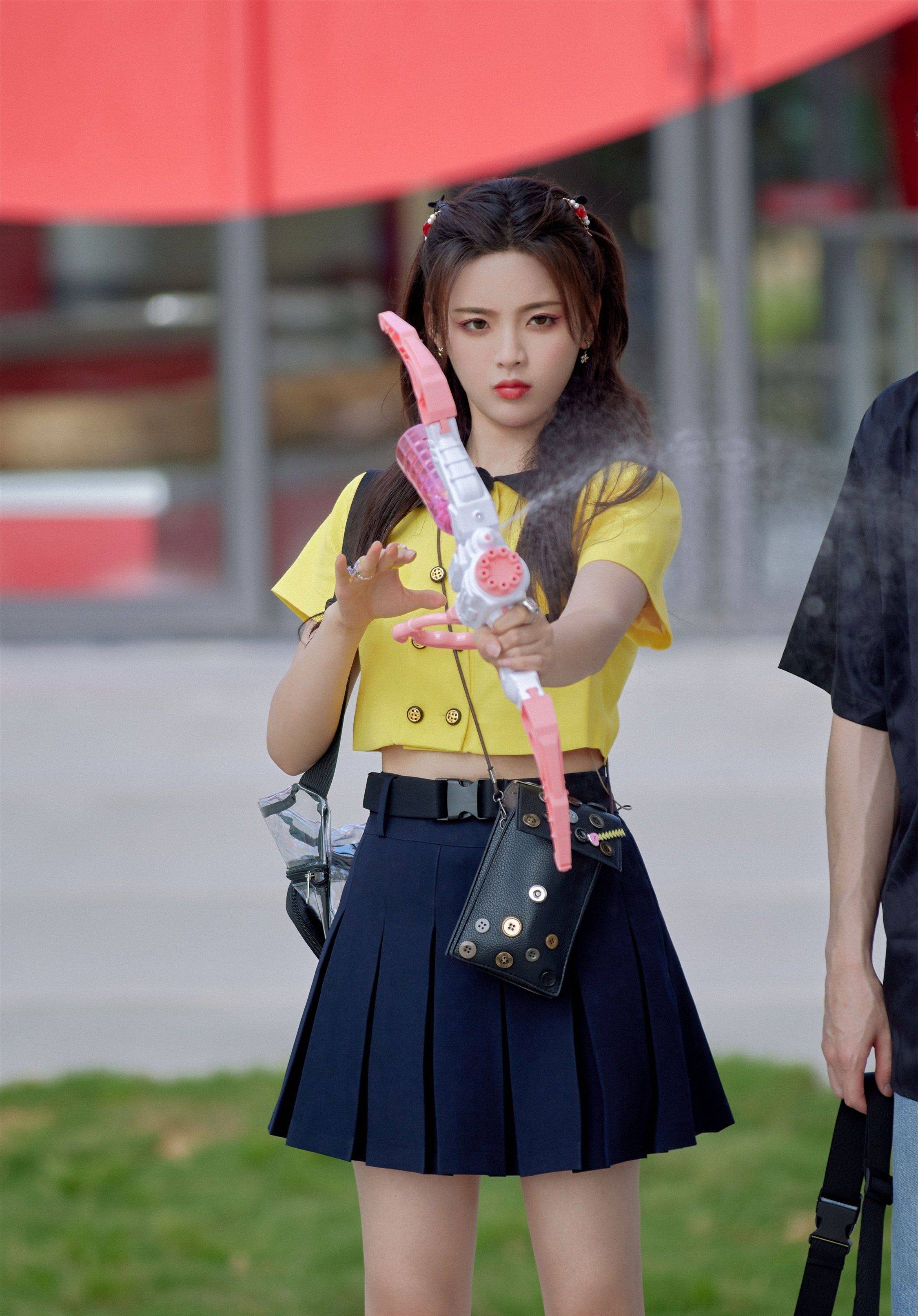 杨超越黑色百褶裙大长腿性感写真_披肩_长发_高跟鞋