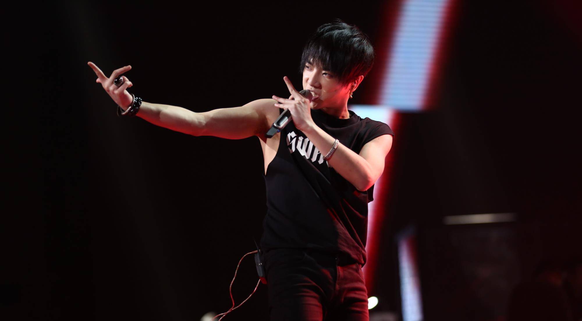 华晨宇在回应孩子事件后,网友持续乱扒,歌迷到底会不会脱粉?