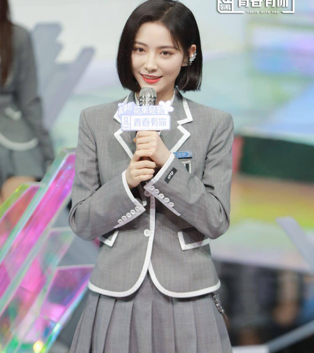 当时蔡徐坤在公开名次的时候,虞书欣和许佳琪两个人手拉着手,表情都