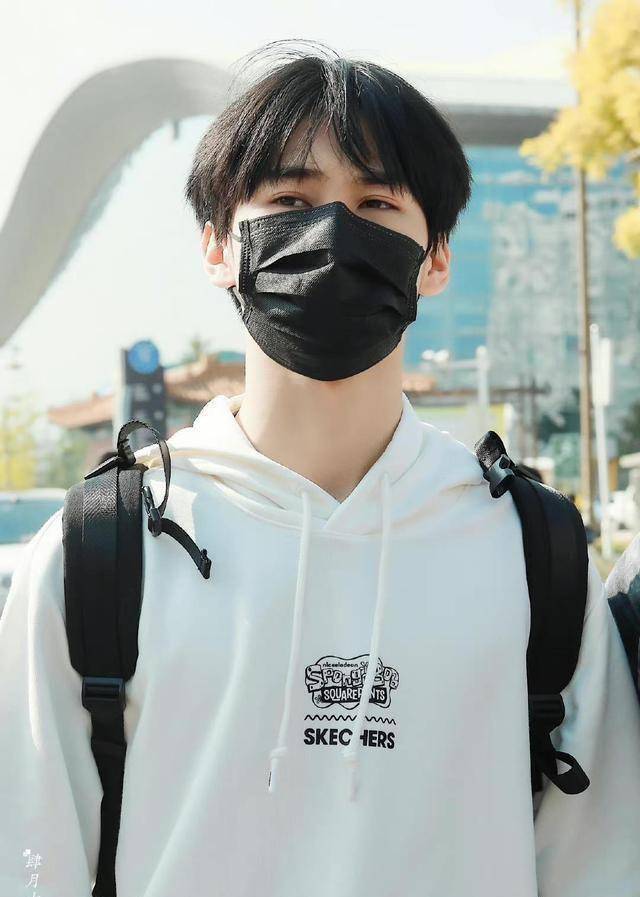 大一新生张真源中戏报到,没让家长送进学校,主动帮女同学扶行李_箱子