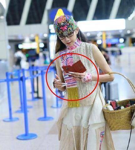 传杨丽萍为指甲投保百万,吃饭如厕要人帮?她的回应令人意外!