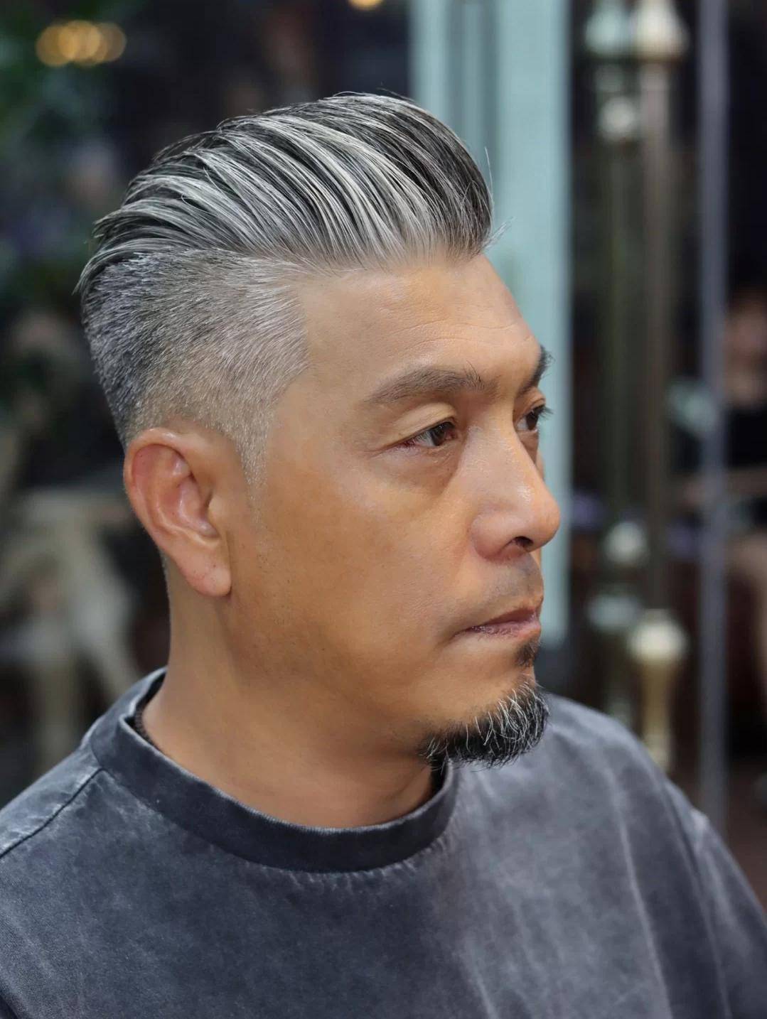 六七十岁男人:头发白了要不要染黑?白发适合什么发型?
