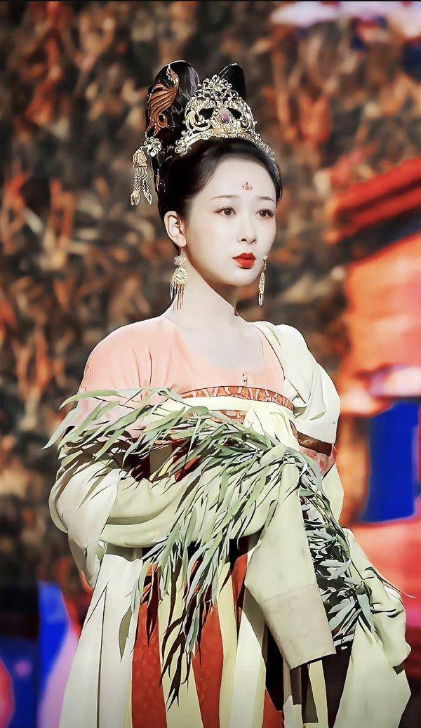 31岁杨紫造型翻车?吉普赛朋克风只适合宁静,专家点评5个妆造!