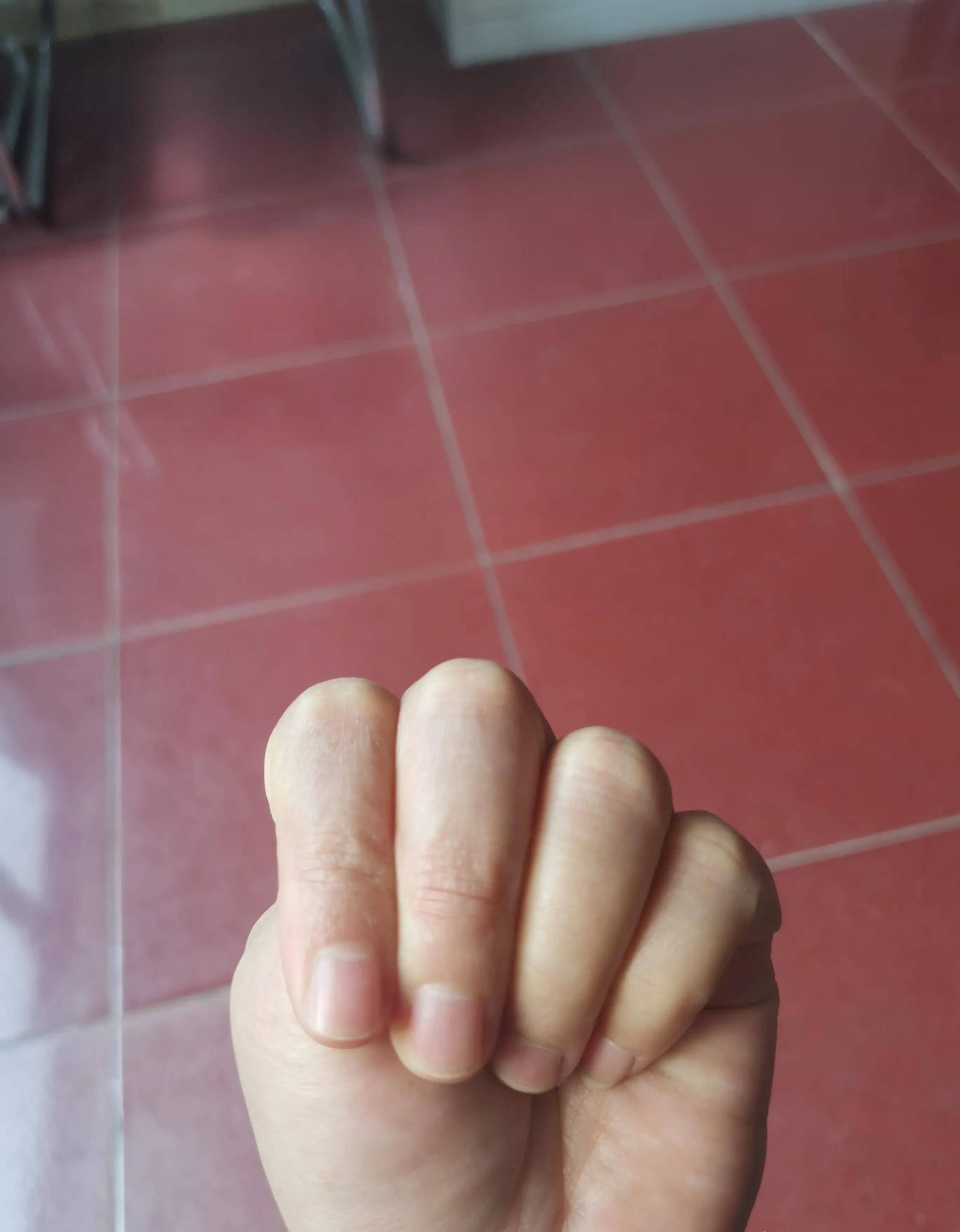 3,其余四指握拳.