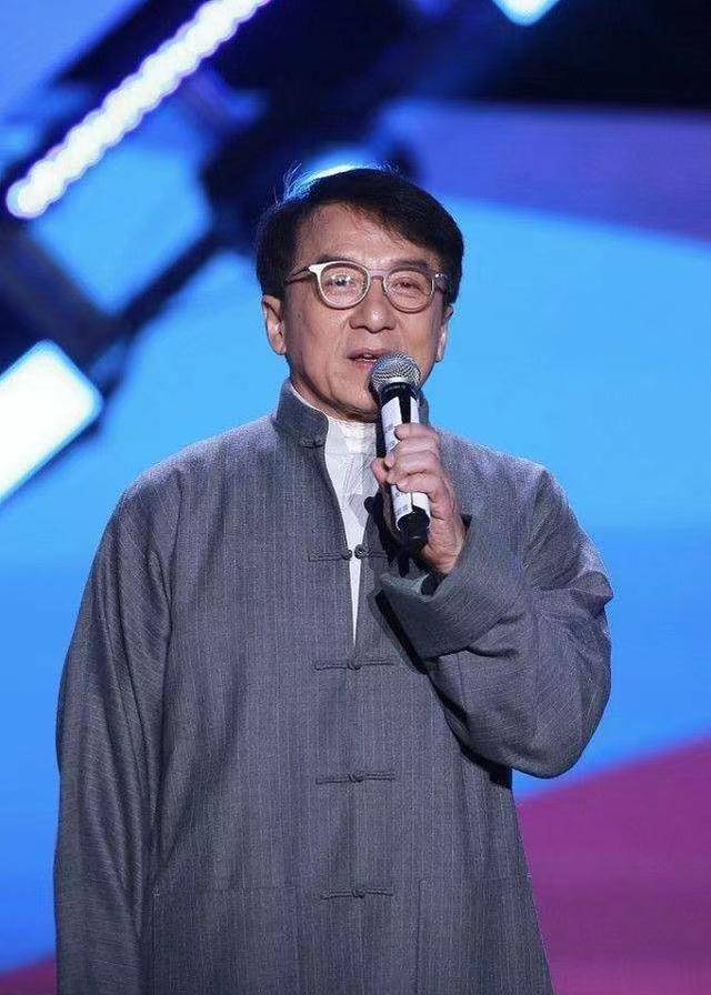 陈道明参加会议,穿运动服出席被批不正式,主动为成龙让位显低调_中国