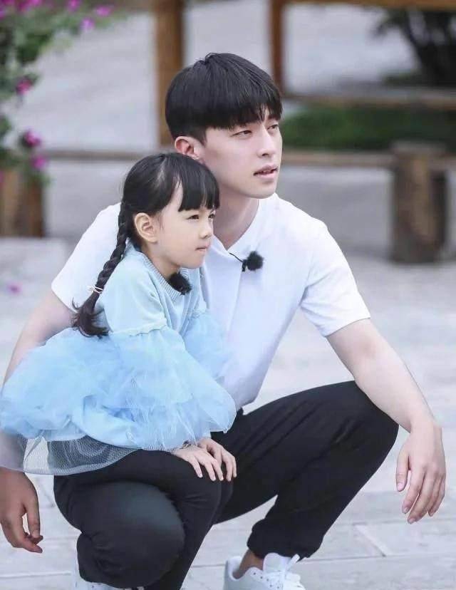 邓伦称不想再和小山竹同框,原因让众人恍然大悟_爸爸_节目_父女俩