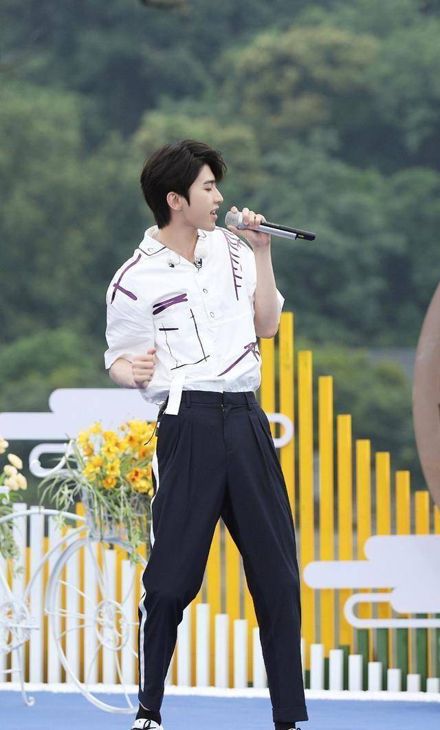 杨颖作为跑男中的女神,哪怕后续有迪丽热巴这样强劲的对手出现,也没有