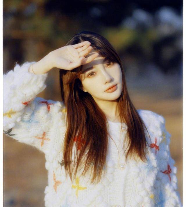 杜淳妻子王灿晒与小蛋饺过节日照,网友:第二张是李小璐?