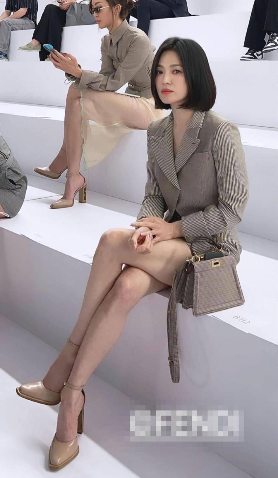 宋慧乔现在太瘦了!看巴黎时装周秀场,腿上的青筋清晰可见