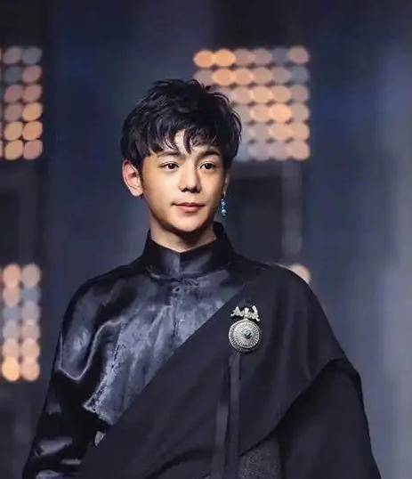 丁真发视频感谢人民公仆,遭各大官方转载,网友直呼长脸_旅游_理塘县