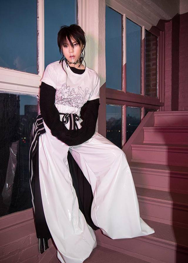 窦靖童为杂志拍写真,造型和神态气质像极王菲_彩妆_白色_天后