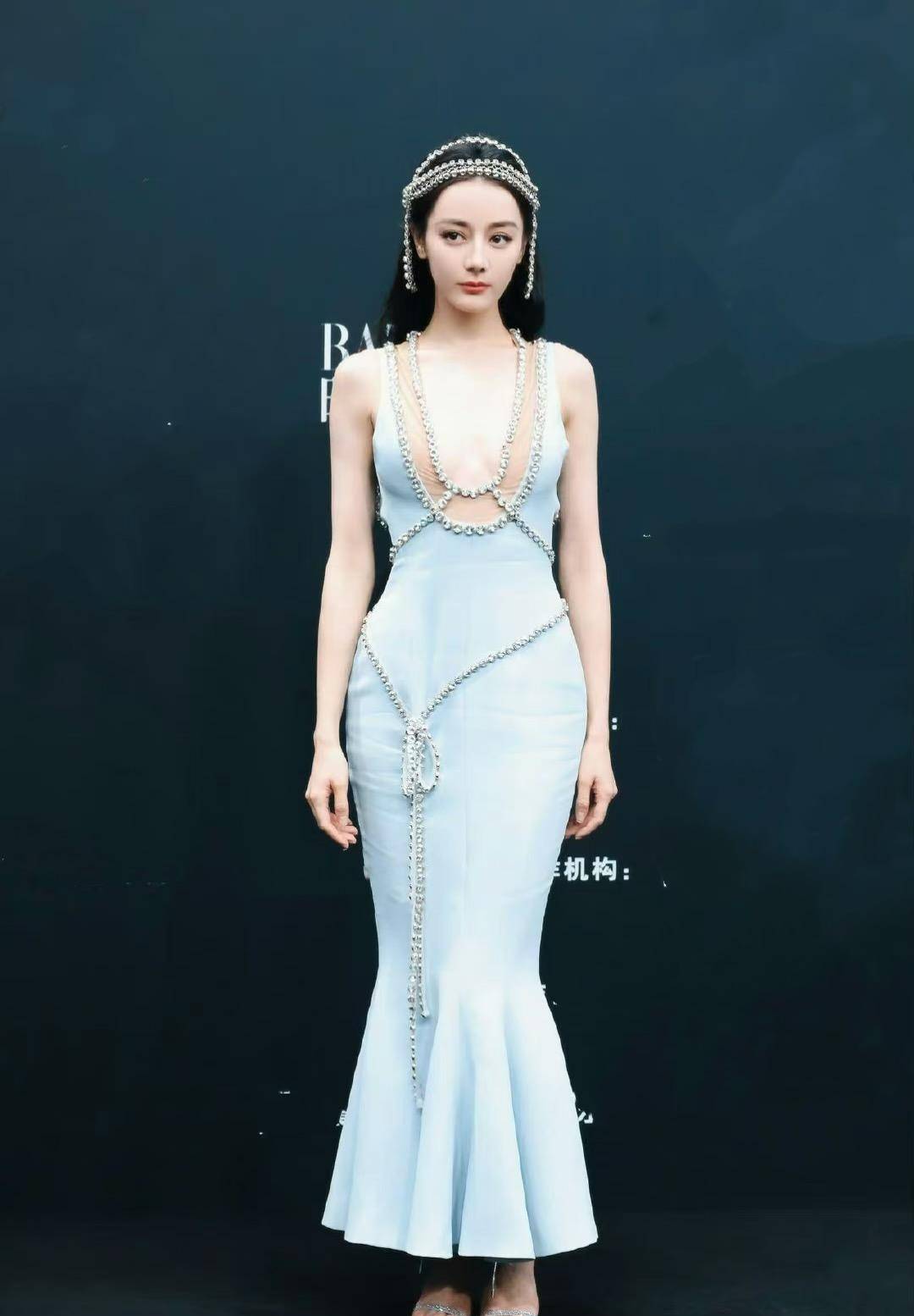 时尚芭莎红毯:杨颖礼服拉胯,杨紫妆容显脏,迪丽热巴频频捂胸口_唐嫣