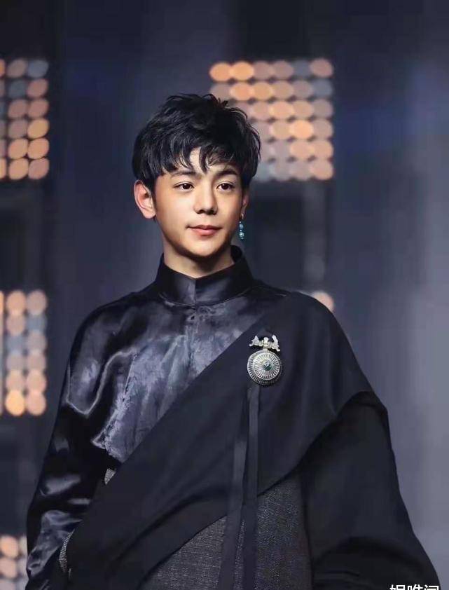 并且我认为,虽然丁真没有签经纪公司,没有被包装成