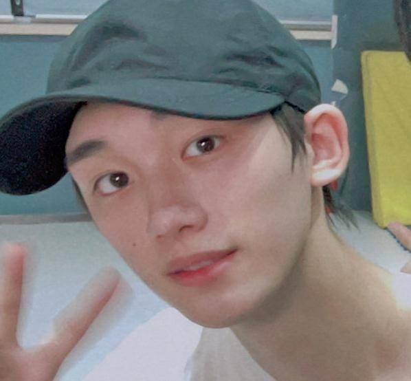 丁程鑫过安检展现素颜,颜值很高,让旁边男生禁不住拿手机拍照_照片