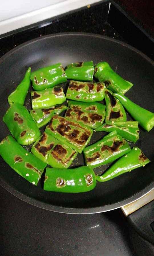 原创            餐桌佳肴虎皮尖椒 适合减肥人士，营养价值还很高呢！(虎皮尖椒百科)