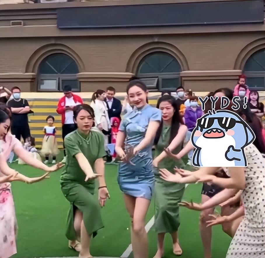 六一演出现场的最美妈妈团,网友却称不得体