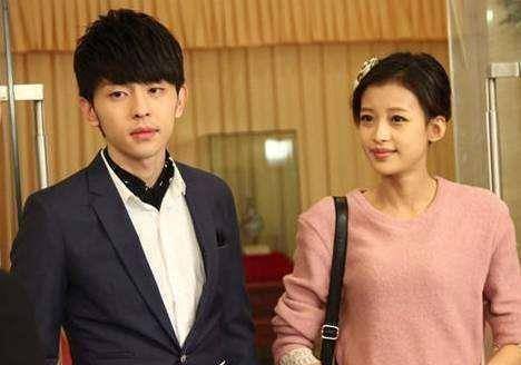 那时候也是和杨紫搭档出演情侣,杨紫饰演女主的妹妹白梦华,而邓伦适 