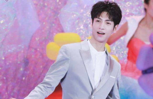 登上五四晚会舞台,罗云熙接受采访,他的话字字珠玑_观众_芭蕾舞_表演