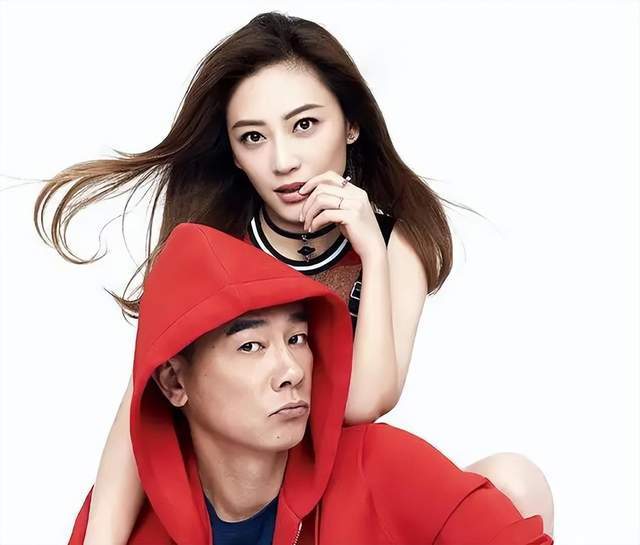 应采儿陈小春晒全家福, 一家四口泳池过六一,幸福惬意!