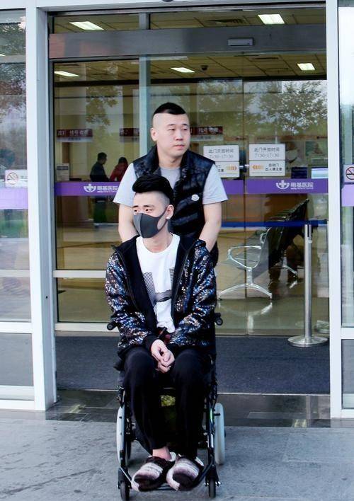 醒来之后,看着模样惨不忍睹的张云雷,医生有些惋惜地说:"你以后做好转
