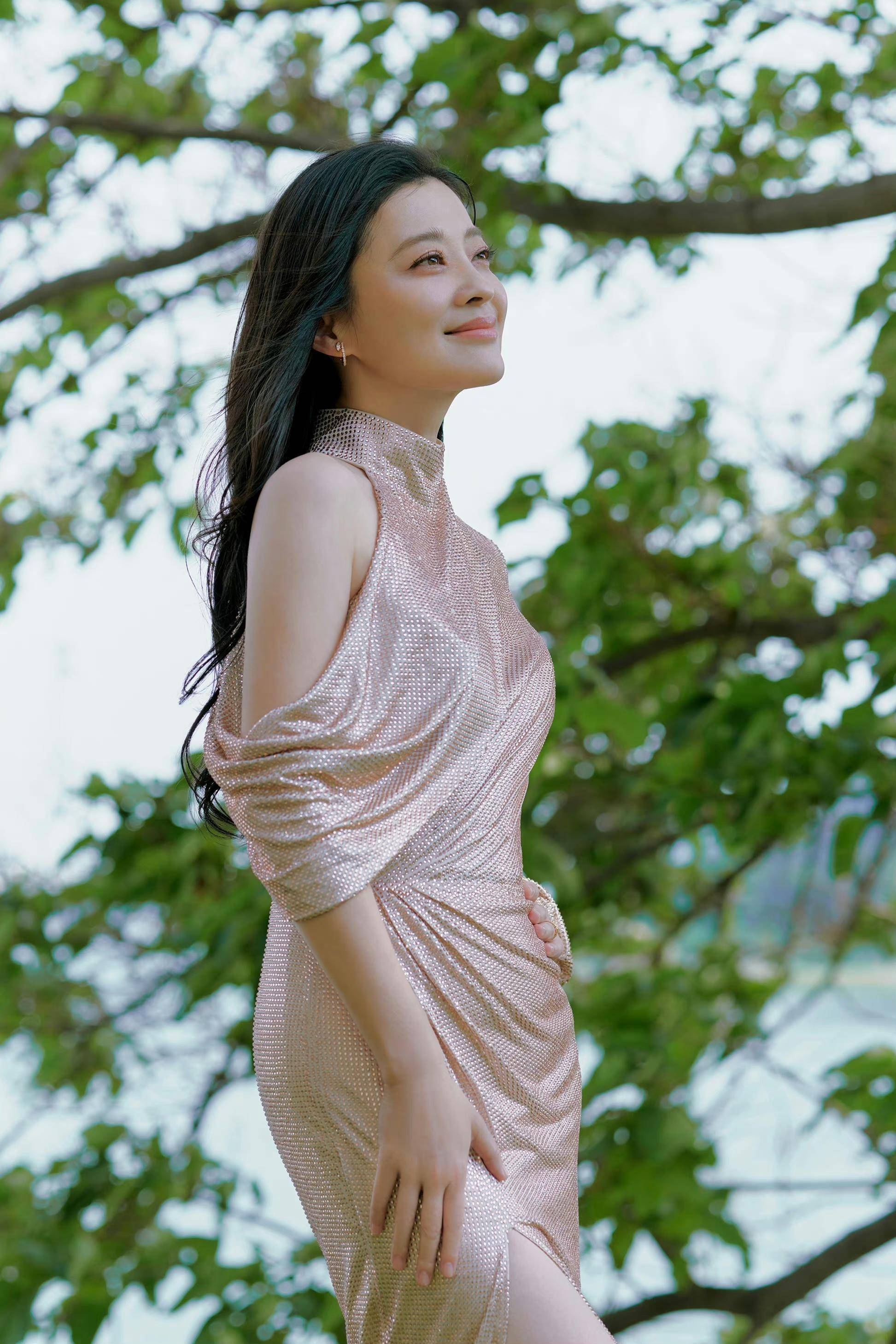 反而让她变得更有魅力,用实力证明每一次的活动亮相,美丽与岁数无关