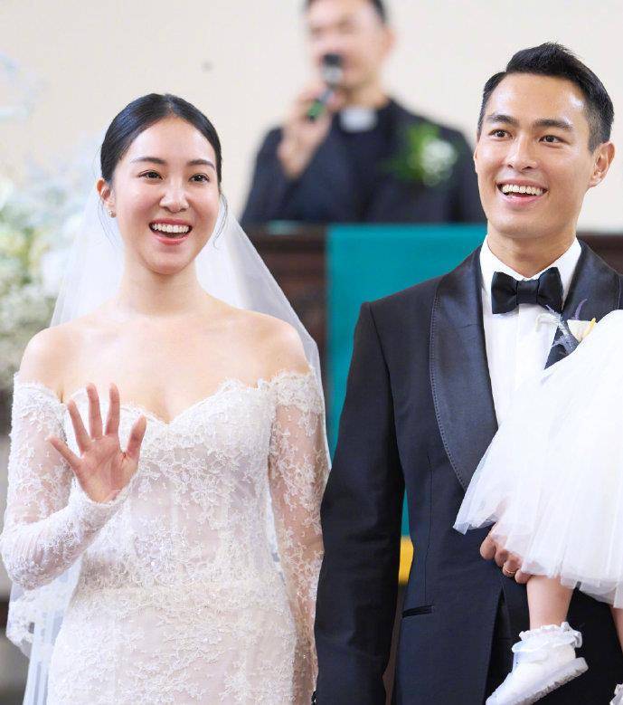 杨佑宁老婆melinda亮相时装周看秀,身穿时尚装太撩人_梅琳达_黑色