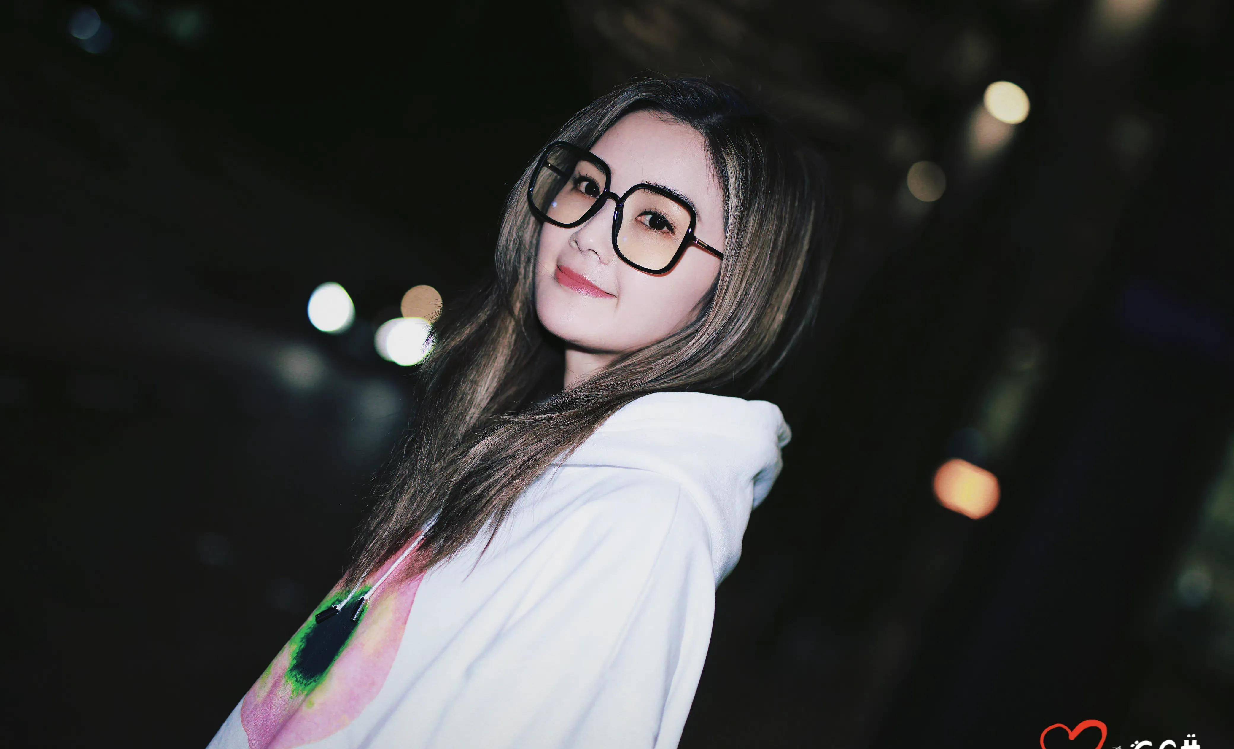 阿sa蔡卓妍现身巴黎时装周,一身白色休闲装,机场照很醒目_阿娇_玫瑰