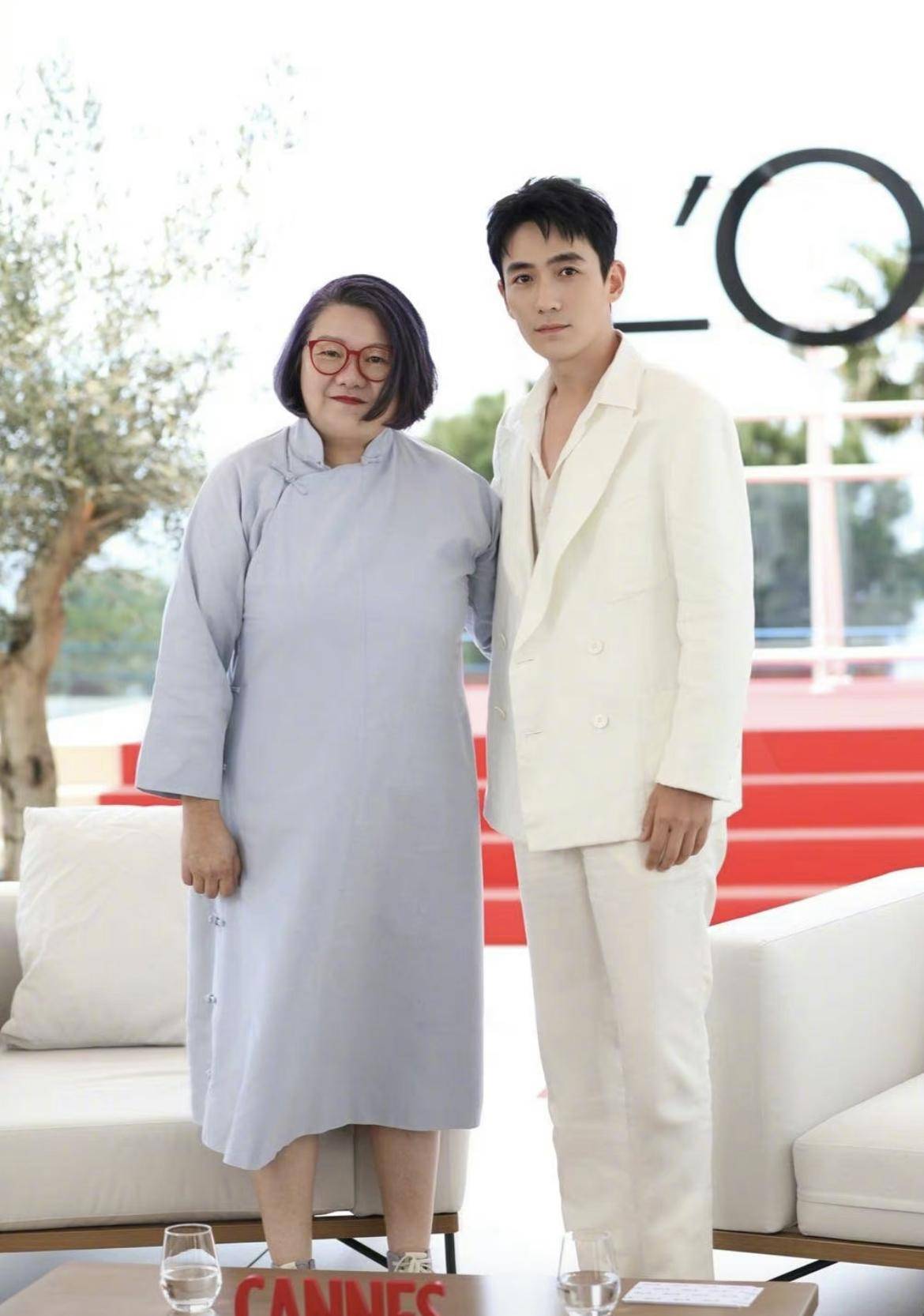 而洪晃与朱一龙,龚俊合照的图,色调十分明亮,似乎是在拍摄过程中自动