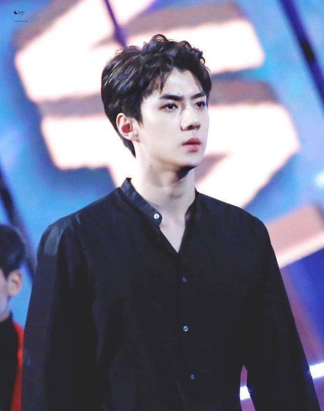 第一神仙颜值崩了:吴世勋发福神似尹正!_长发_角色_因为