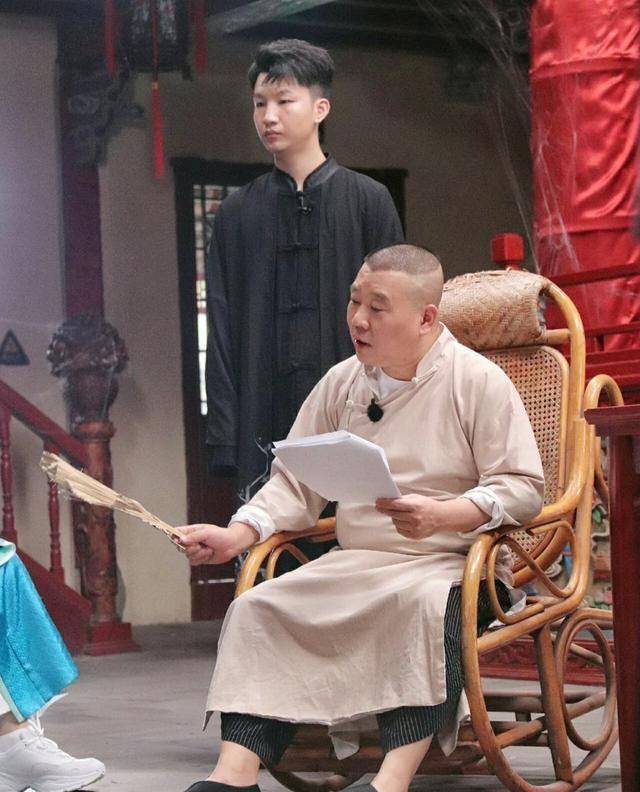 德云社新起之秀:《德云斗笑社》里的两位"小助理"_刘筱亭_师父_岳云鹏