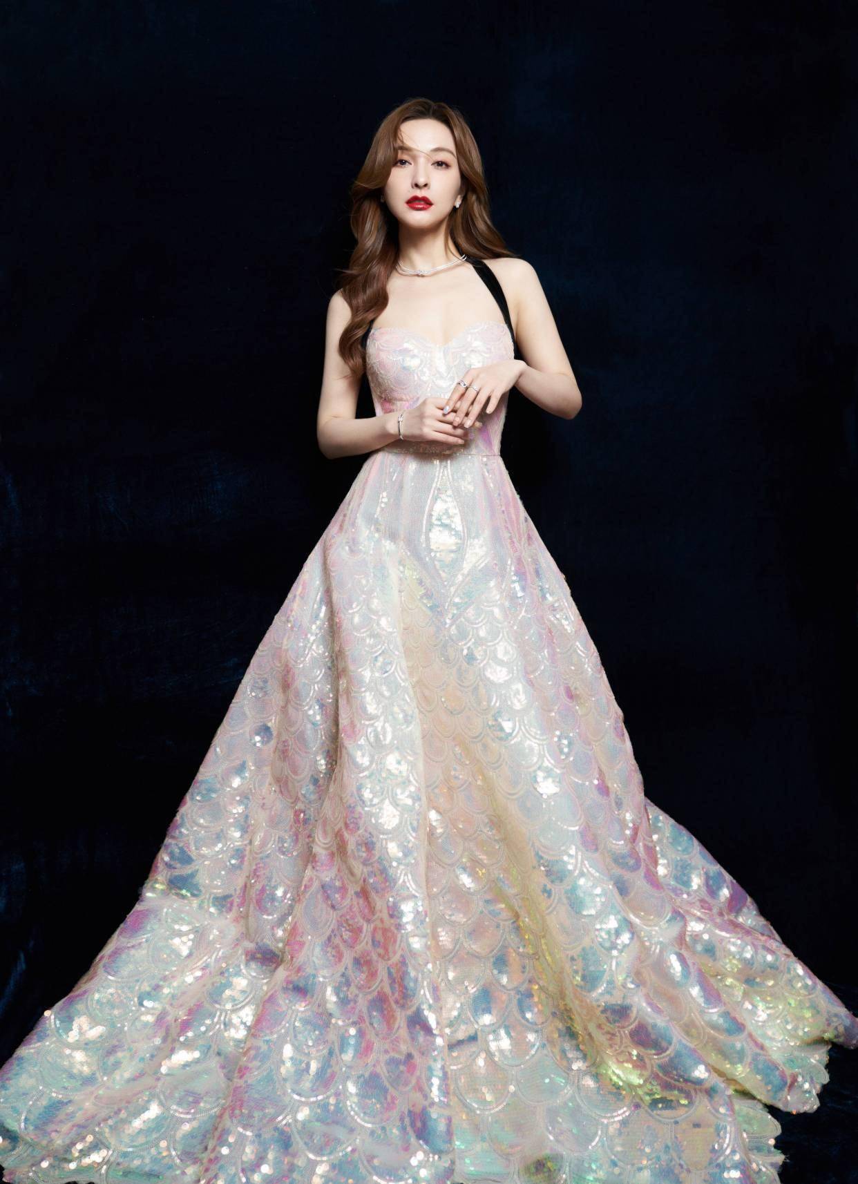 只要做到这两步,麻雀变凤凰不是不可能_吴昕每_礼服_人鱼