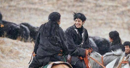 丁真走红的背后是国家脱贫攻坚成果的体现,他不仅是