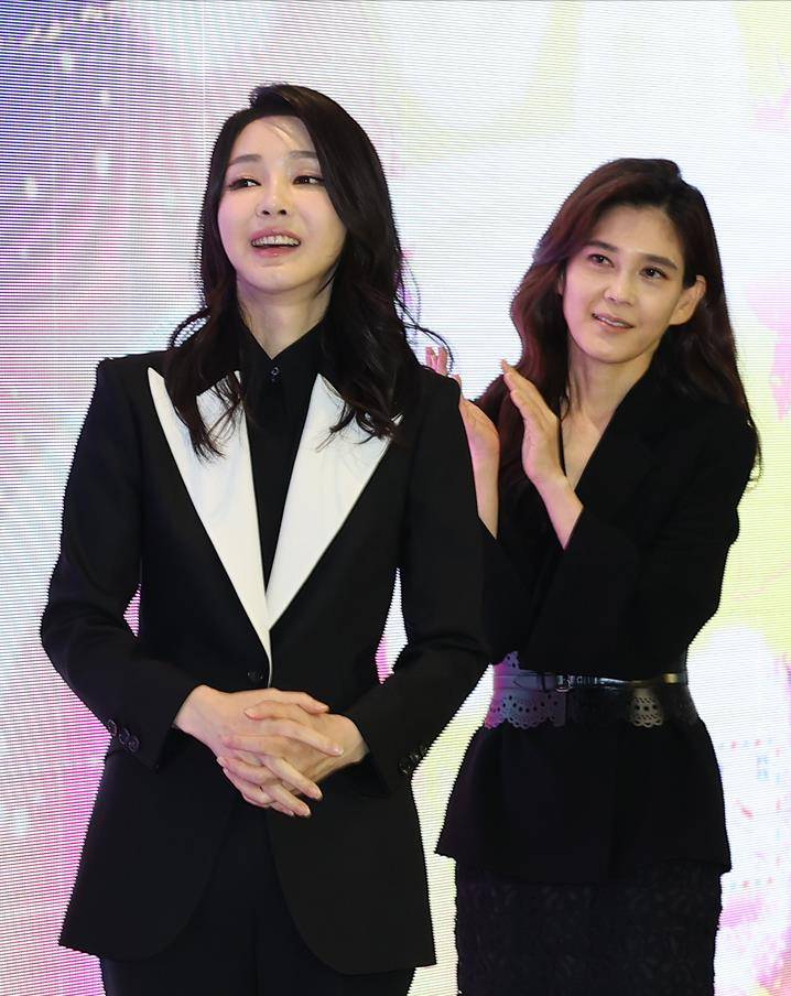 1.外国第一夫人穿黑白配,李富真穿黑色.