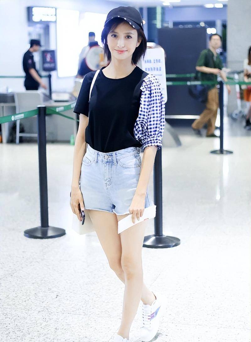 "一刀切"6cm牛仔裤,佟丽娅迷人姿态,网友:爱了_短裤_女生_魅力