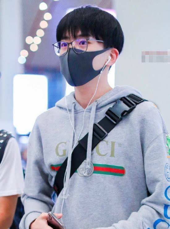 近日费启鸣现身机场,虽然用口罩将脸挡住一大半,但看这双眼神便一眼就