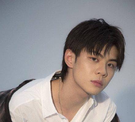 两男星人前称兄道弟很亲密,人后却疑扔对方礼物不互关_何洛洛_王晨艺