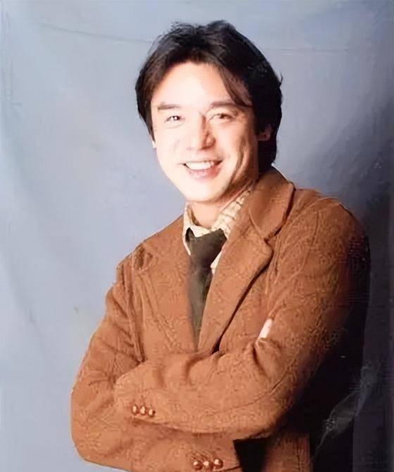 和章小蕙不同的是,钟镇涛的家庭条件平平无奇甚至有些贫困,拥有的全部