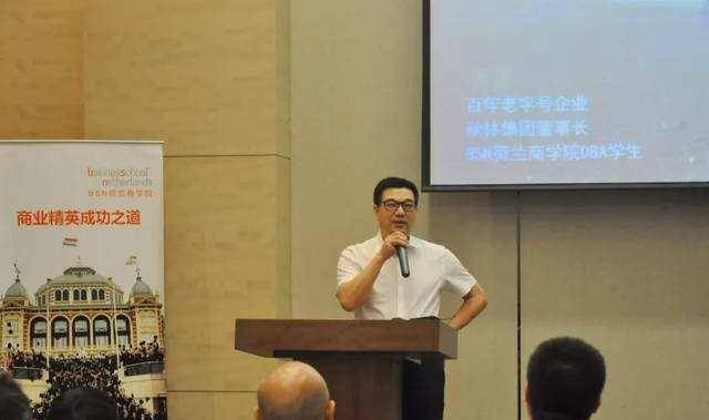 正如潘建华在接受媒体采访时的公关解释,公司黄金业务向来又董事长